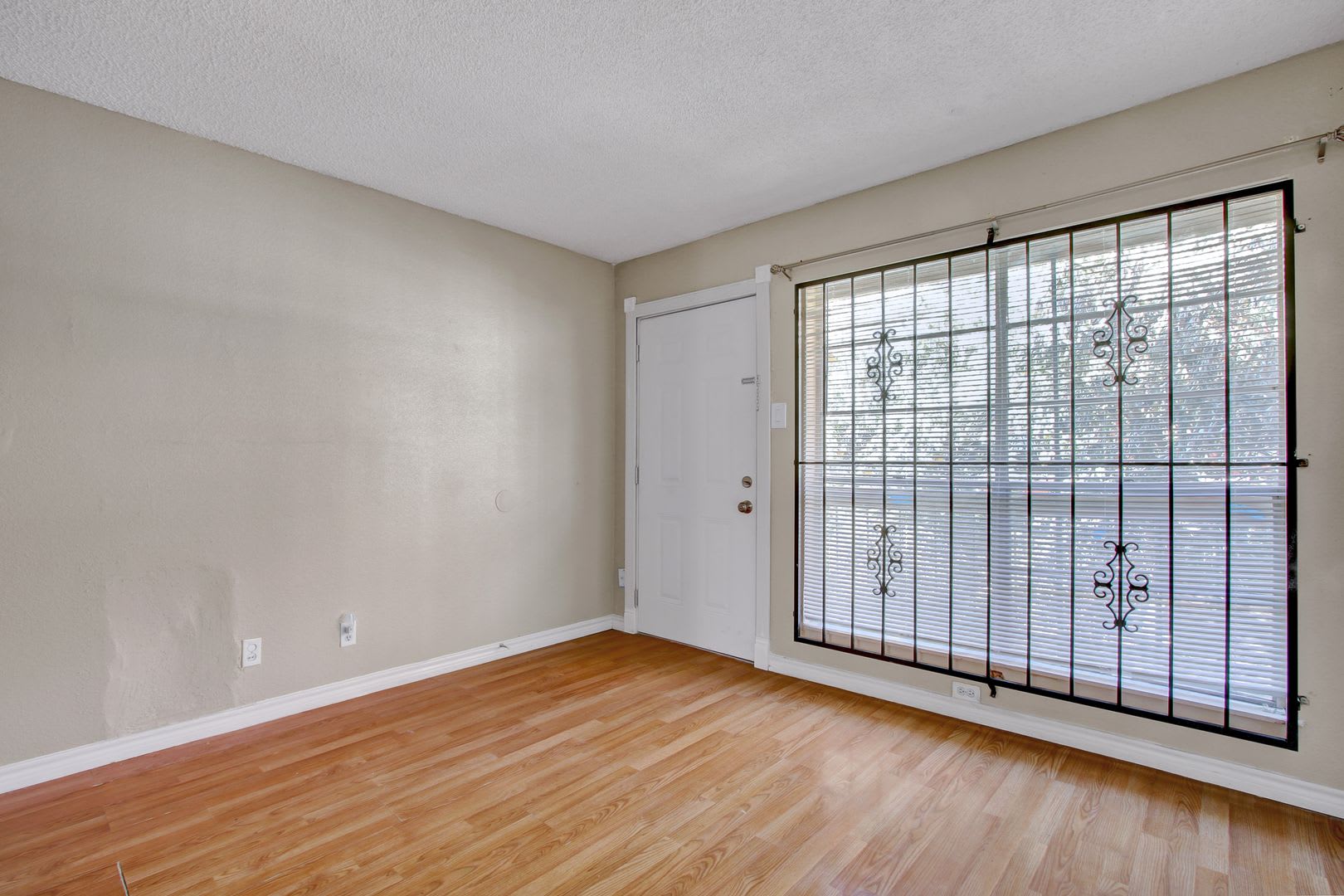 Stylish Two-Story Unit in Macarthur Townhomes with Modern Amenities – photo 5