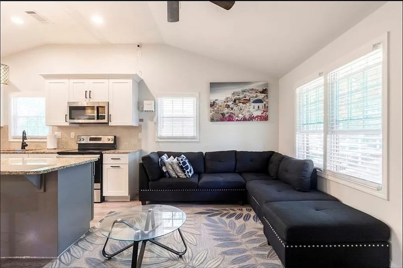 Room in 5 Bedroom Home at Cedar Ave NW – photo 4