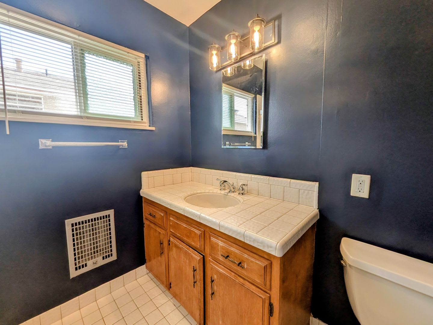 5 Bedroom House w/ A/C + Laundry in College East – photo 5