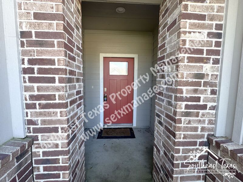 111 Lakeway Circle – photo 2