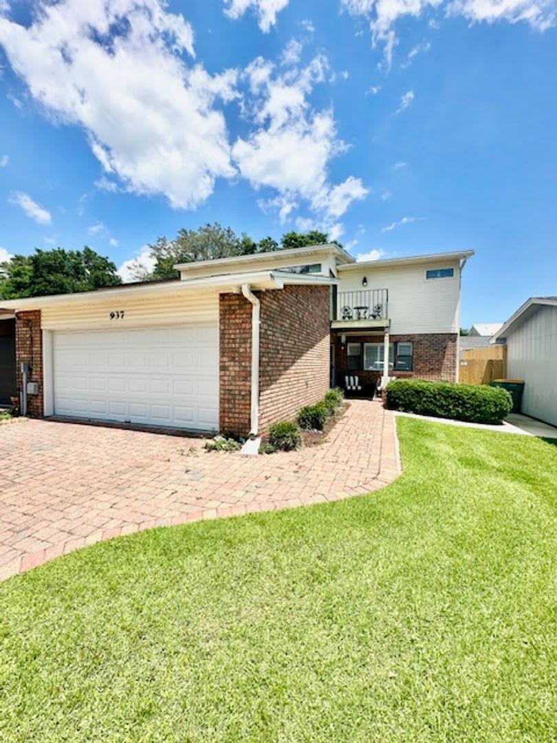 GORGEOUS 3 bedroom/3 bathroom/2 car garage townhome for rent in the desirable DONLABROOK GARDENS! – photo 1
