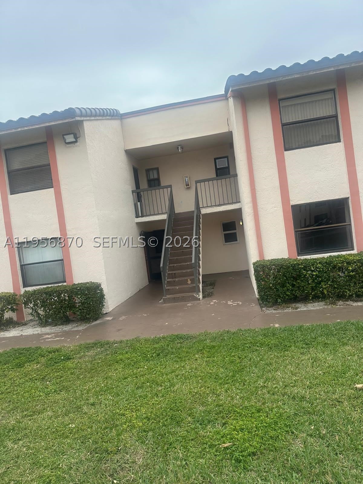 855 NE 209th St – photo 2