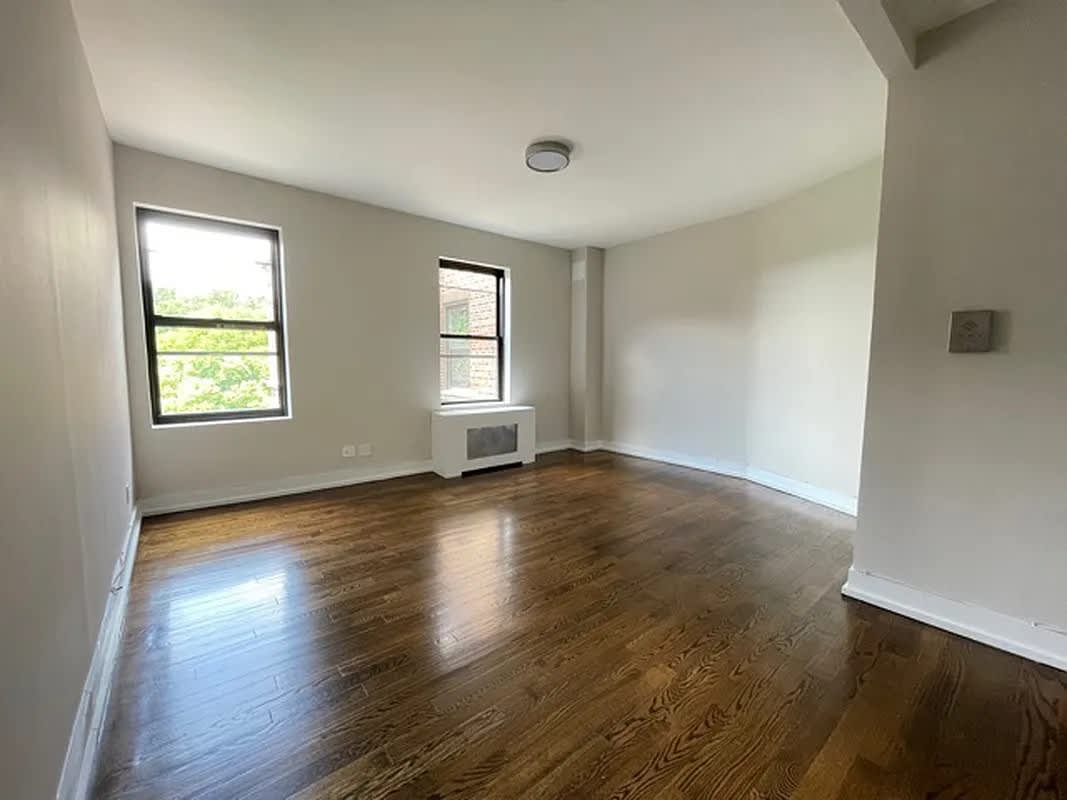 318 Hudson St – photo 3