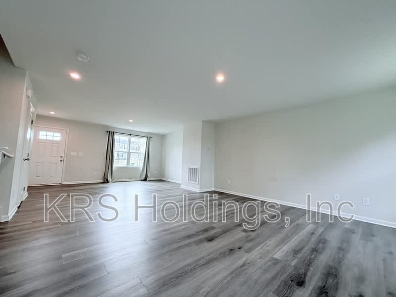 379 Hunting Wood Dr – photo 4