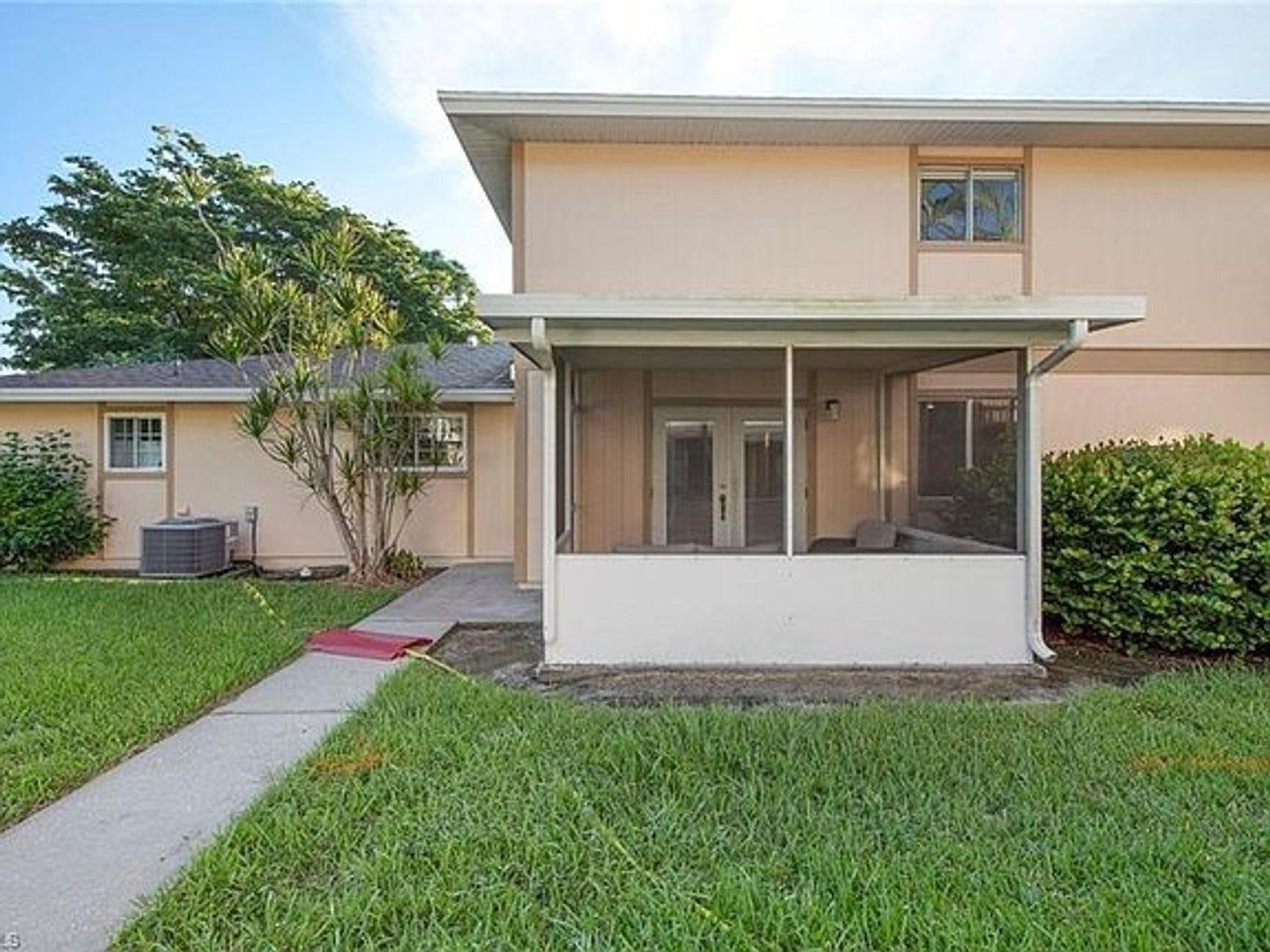2 Bedroom Condo with One Car Garage – photo 2