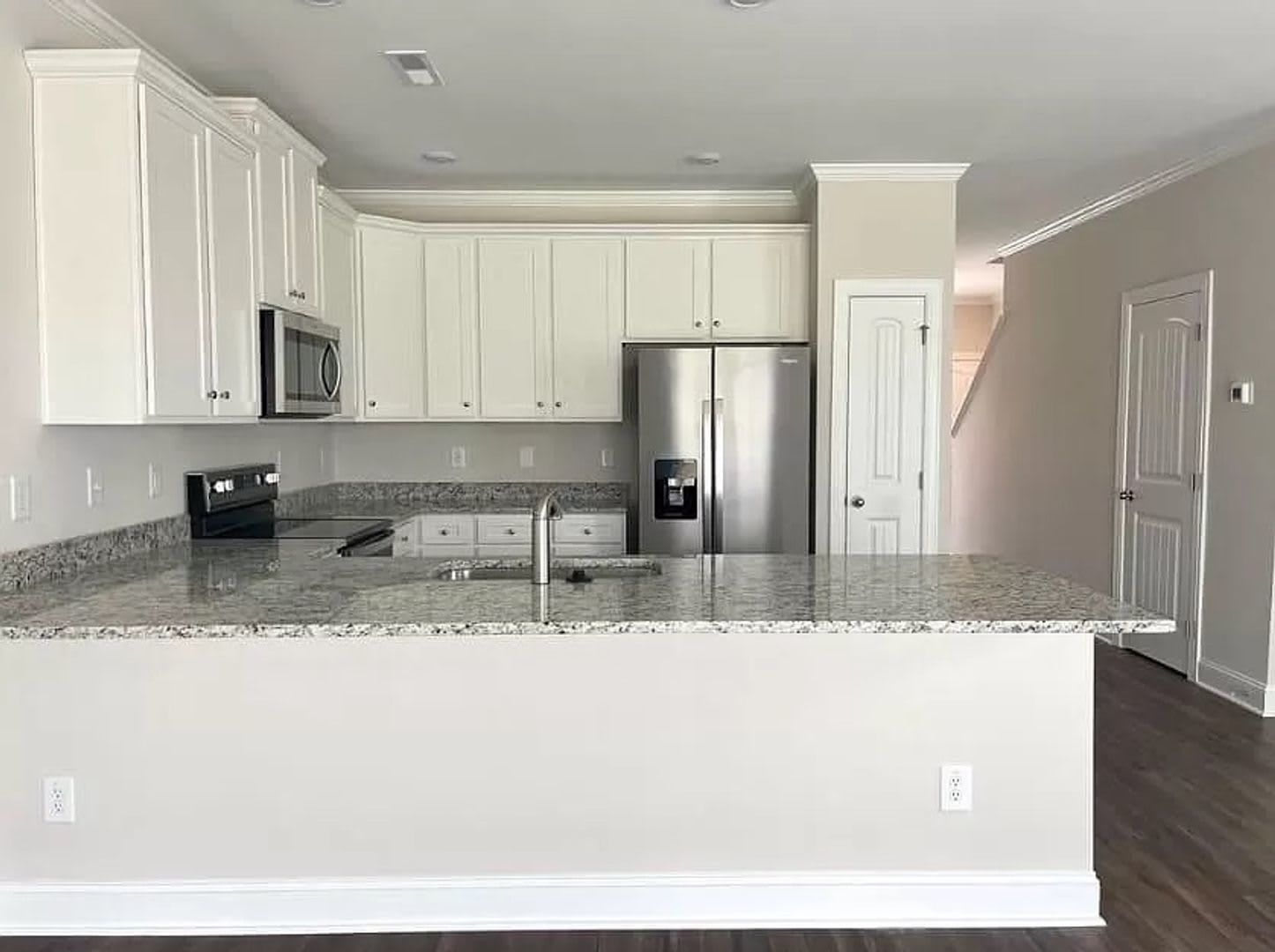 Room in 3 Bedroom Home at Thalweg Dr – photo 5