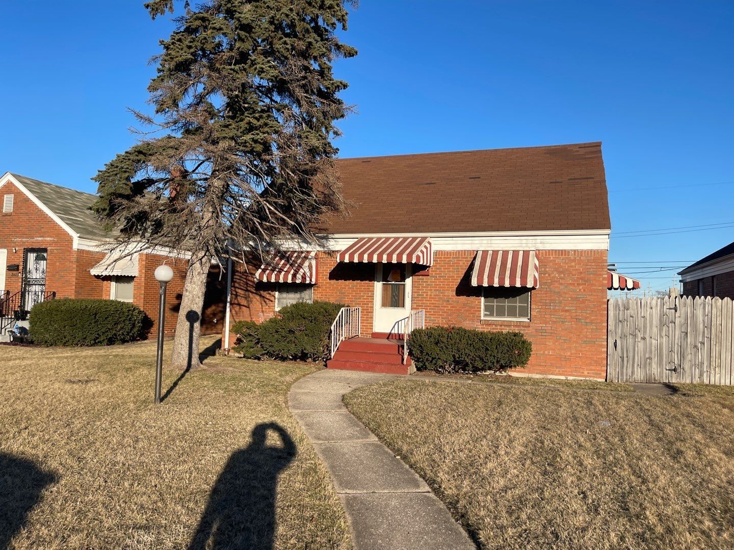 Cute 3 bed 1 bath with detached Garage – photo 1