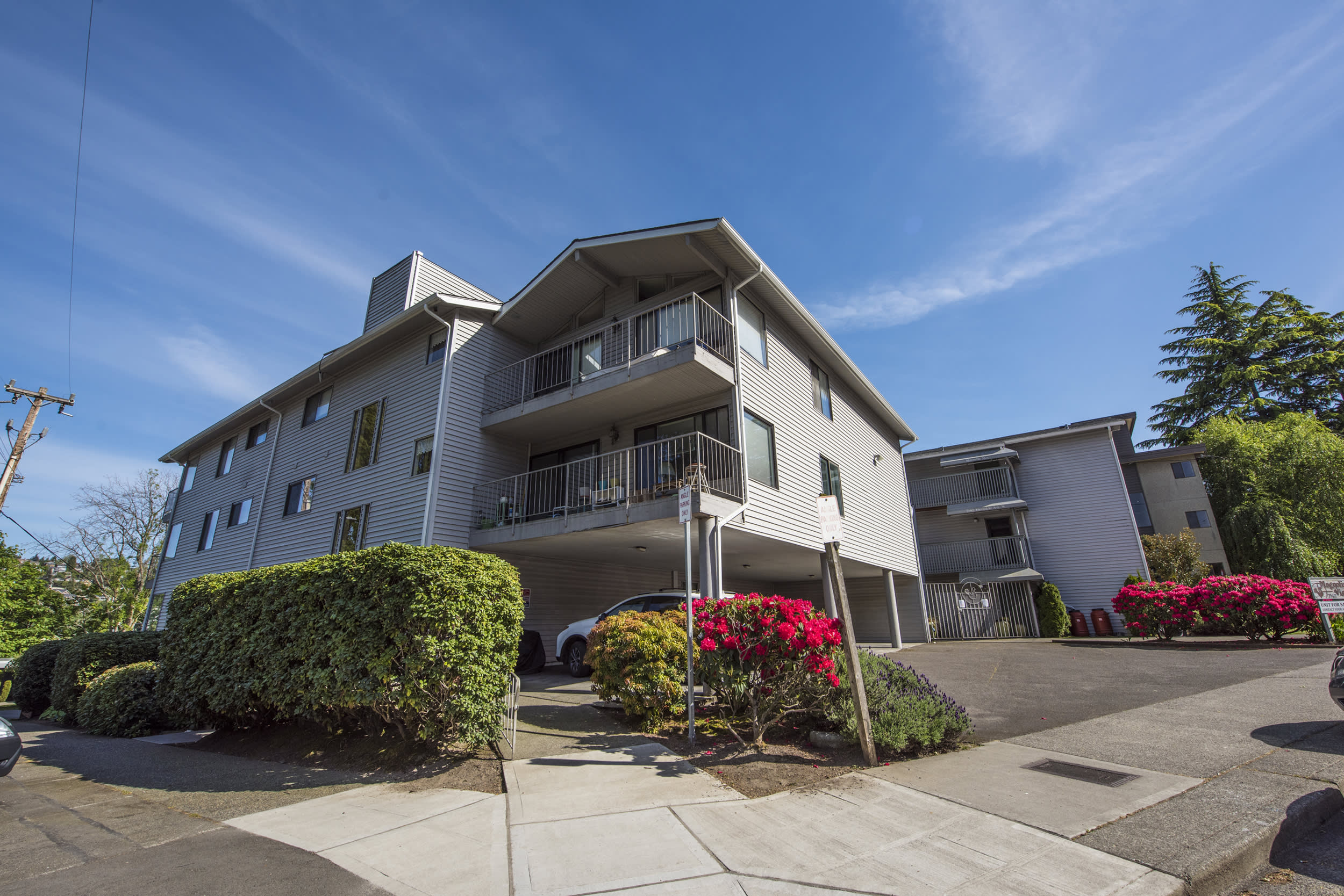 2562 Thorndyke Ave W #303 – photo 1