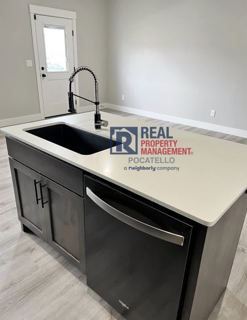 3 Bedroom 2.5 Bathroom Town Home – photo 5