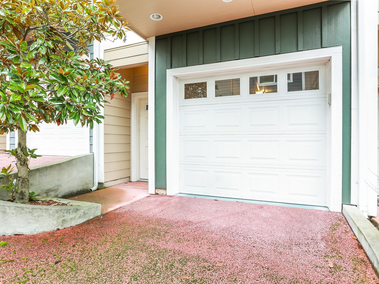 Bright and inviting townhome located in a charming community in Mountlake Terrace. – photo 2