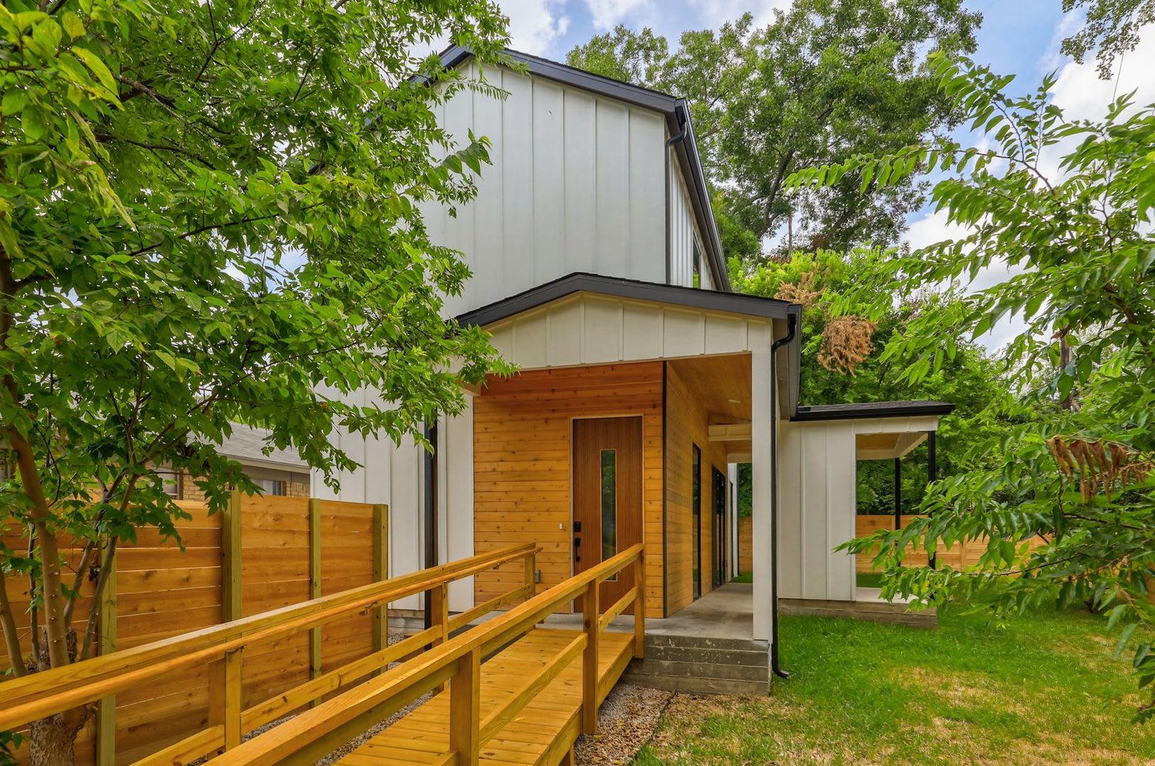 Modern and Cozy Retreat in Austin's coveted Windsor Park neighborhood! – photo 3