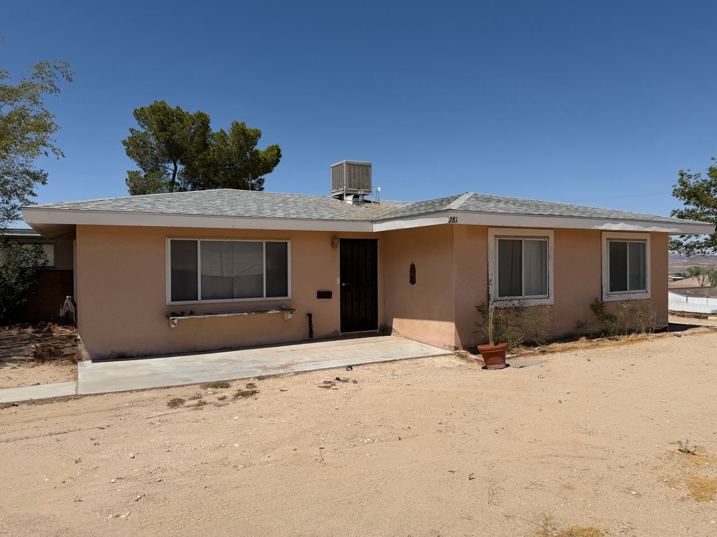 3 Bedroom 1 Bathroom House With Spacious Bedrooms And Fenced Backyard – photo 2