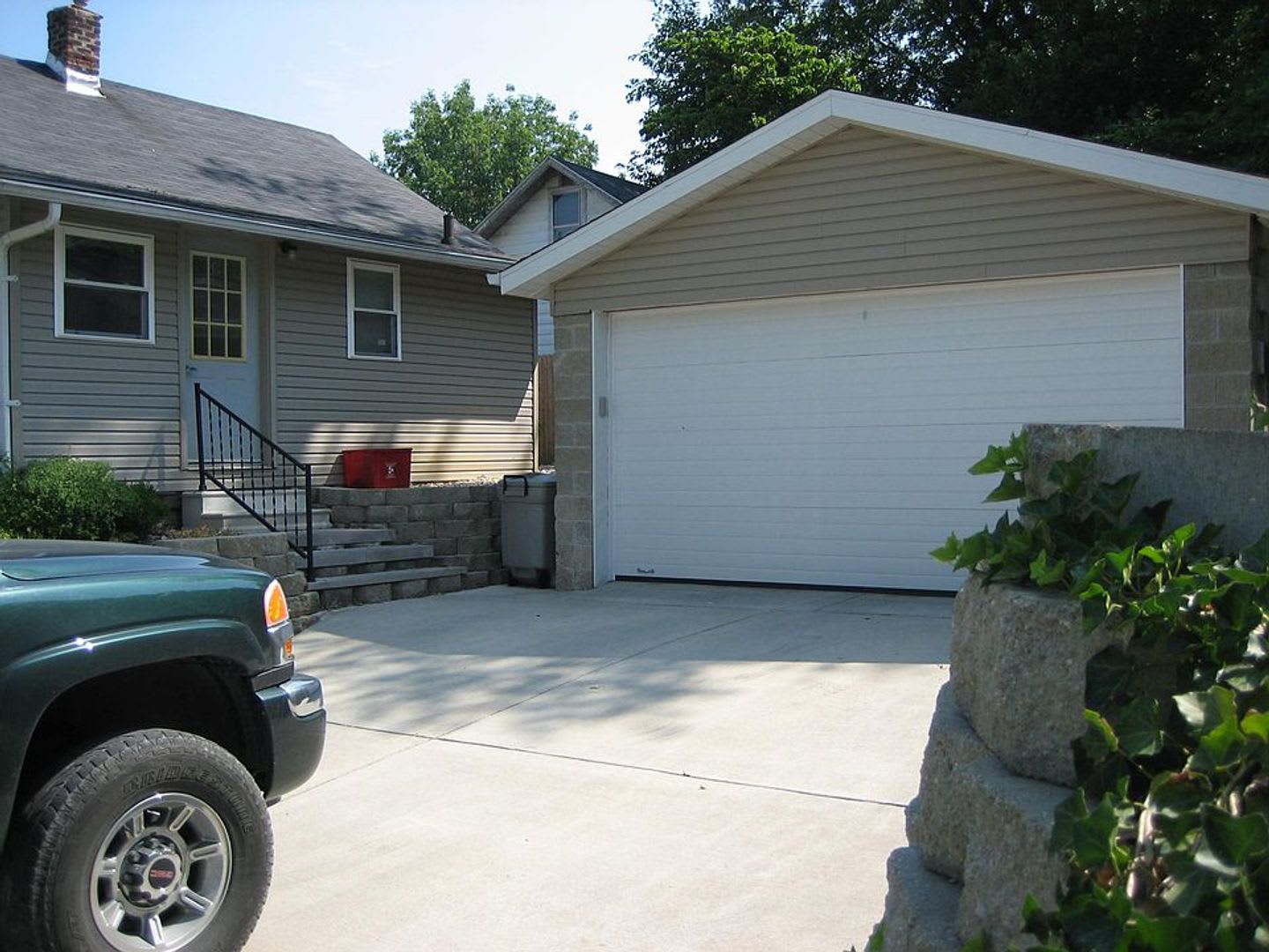 Right by the stadium!! Move in August 2027!! 2 Bed, 1 BA – photo 3