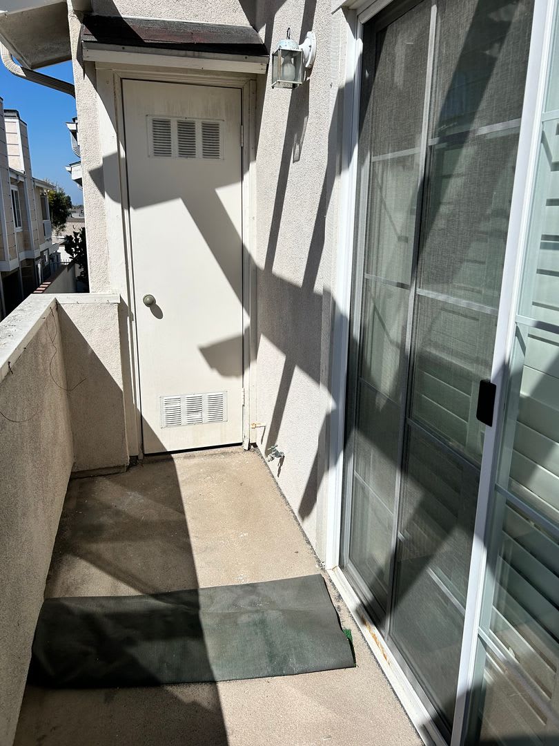 2B2B Private Freshly Painted Torrance Condominium Ready For Immediate Occupancy – photo 5