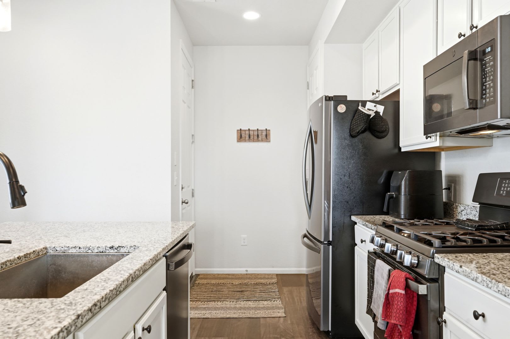 Beautiful Frederick Townhome with Two En-Suite Bedrooms & 2-Car Garage – photo 4