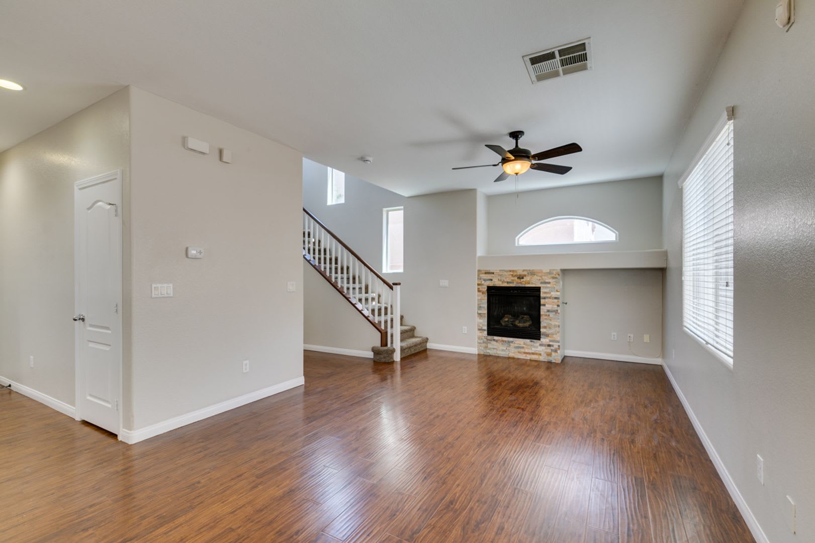 Beautiful 3 Bed / 3 Bath Home in Skyridge Community – photo 2