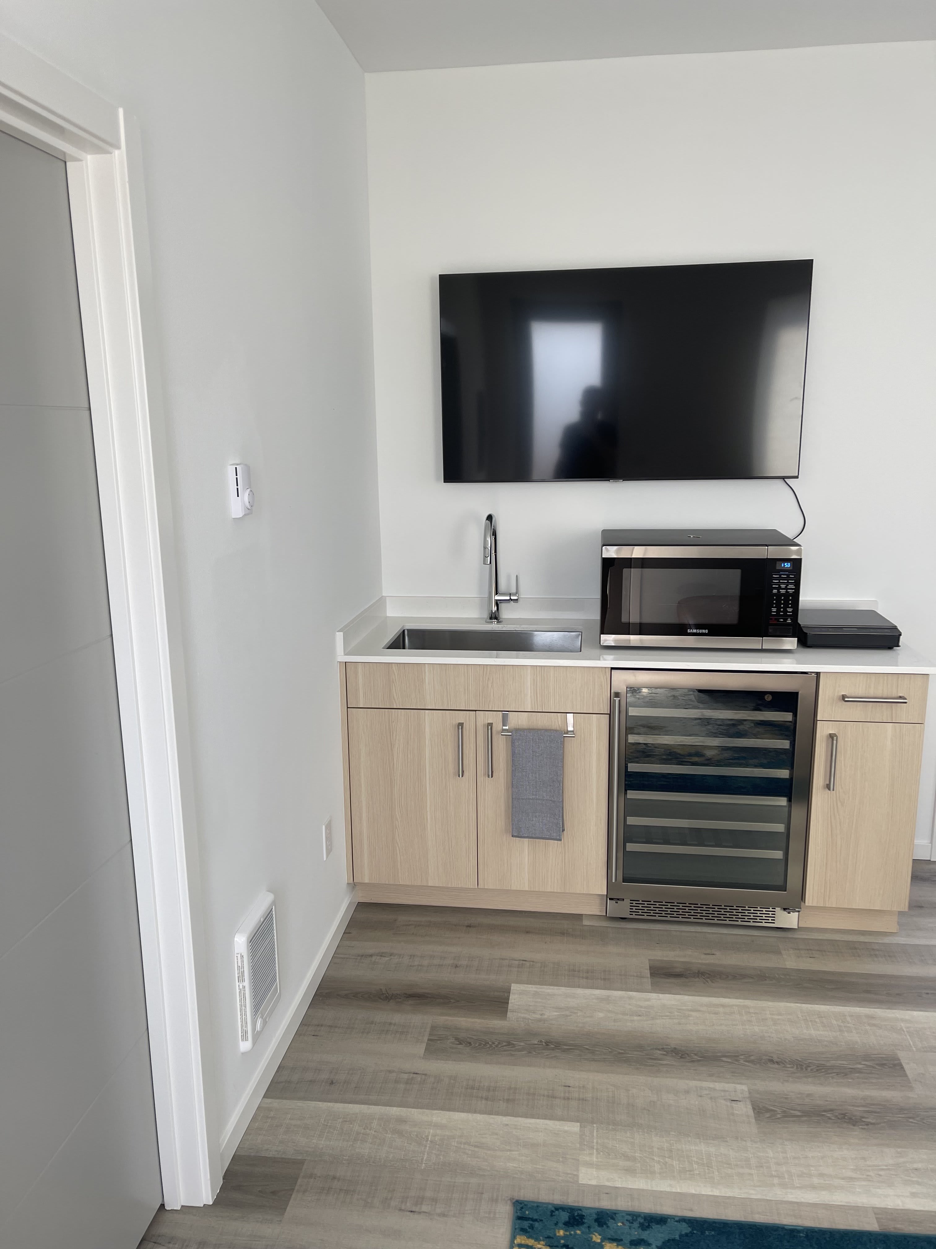 8447 Delridge Way Sw, Unit B – photo 2