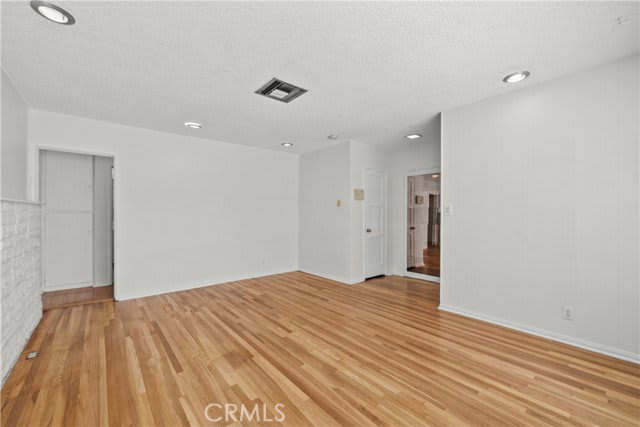 17501 Victory Boulevard – photo 5