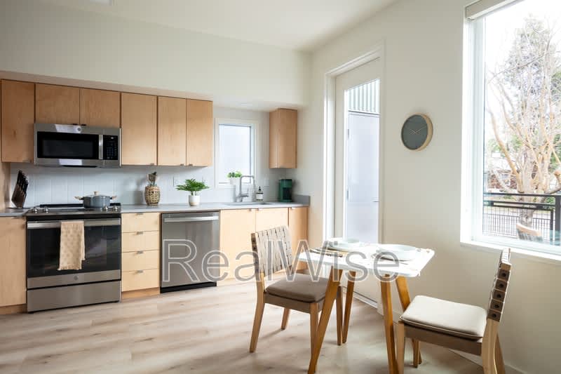 180 Garfield St – photo 2