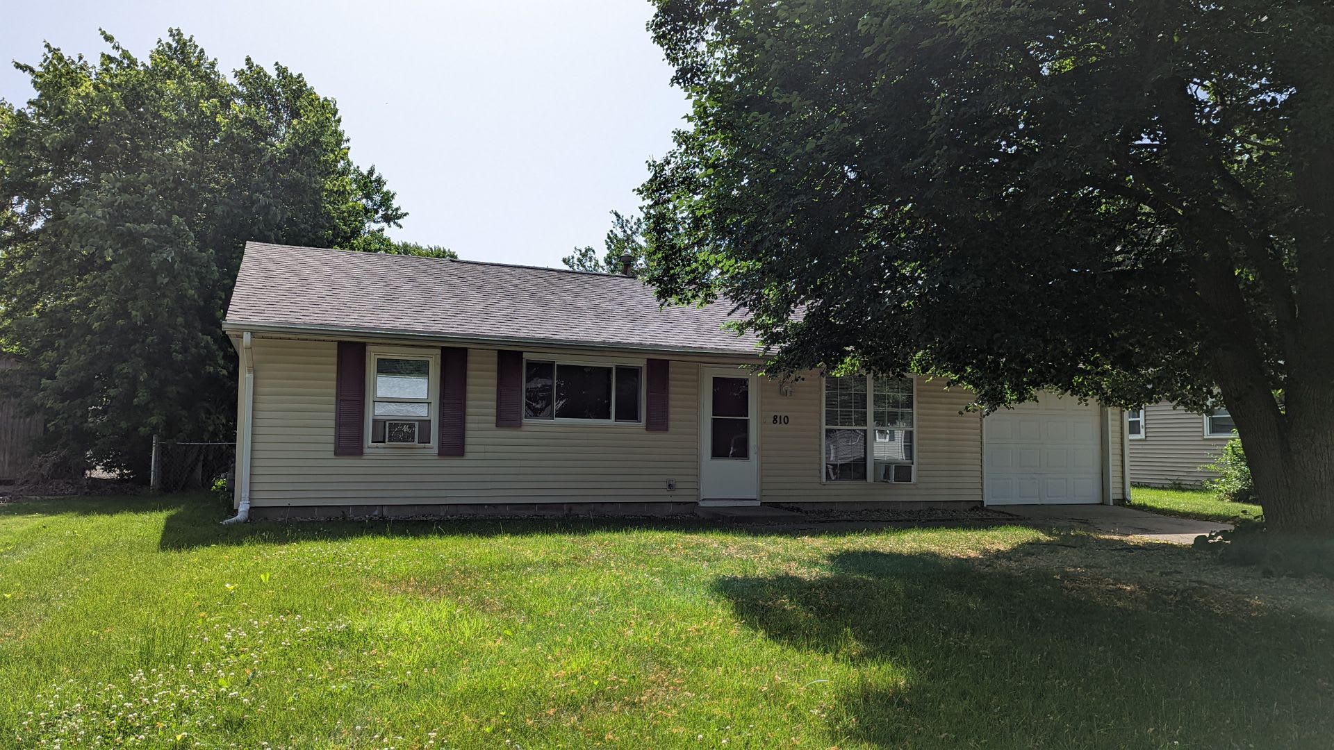 3 Bed 2 bath home located near shopping, schools, and parks – photo 1