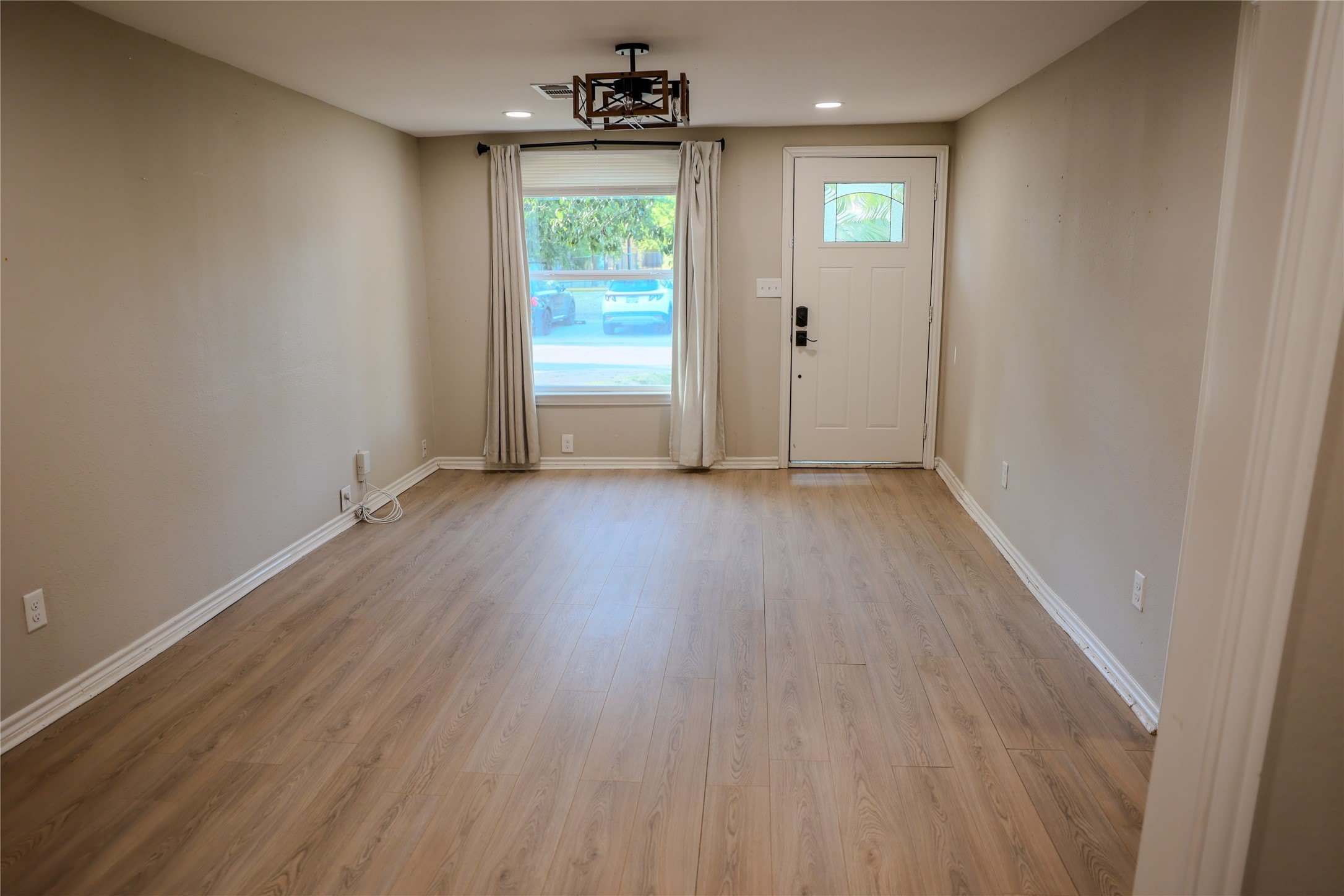 117 E Division Street – photo 4