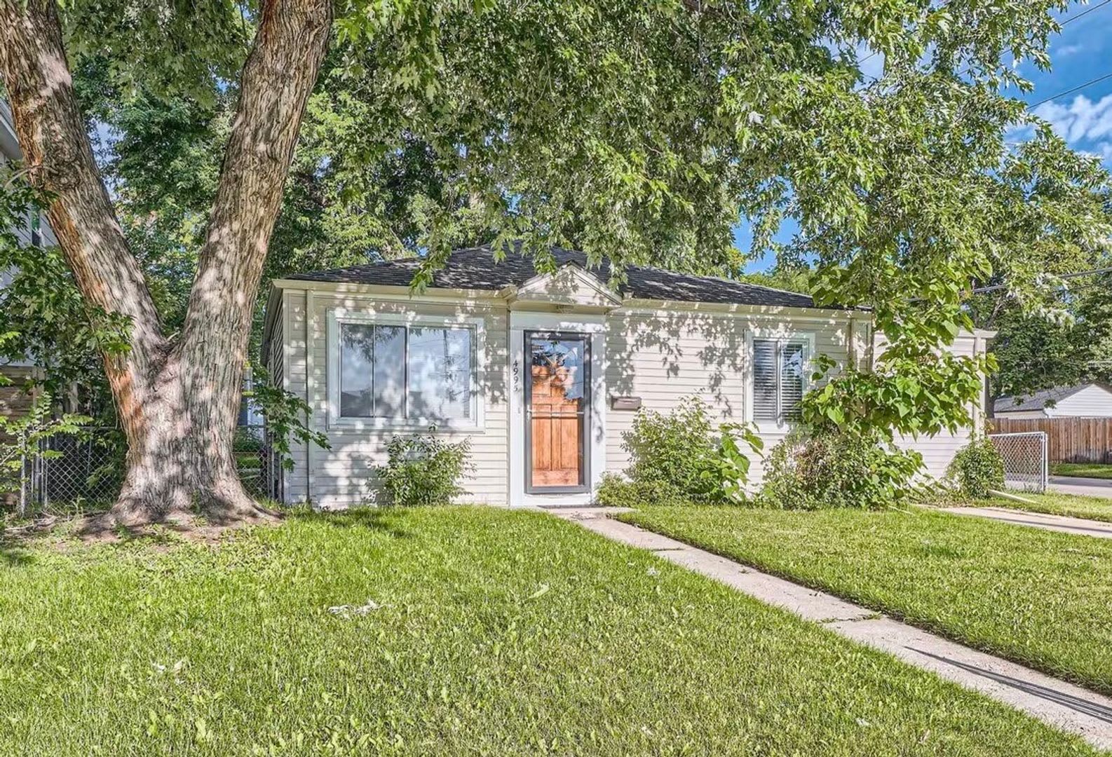 Spacious Denver 3BR Home with Easy Access to Transit & Outdoors! Available 9/10/2026 – photo 3