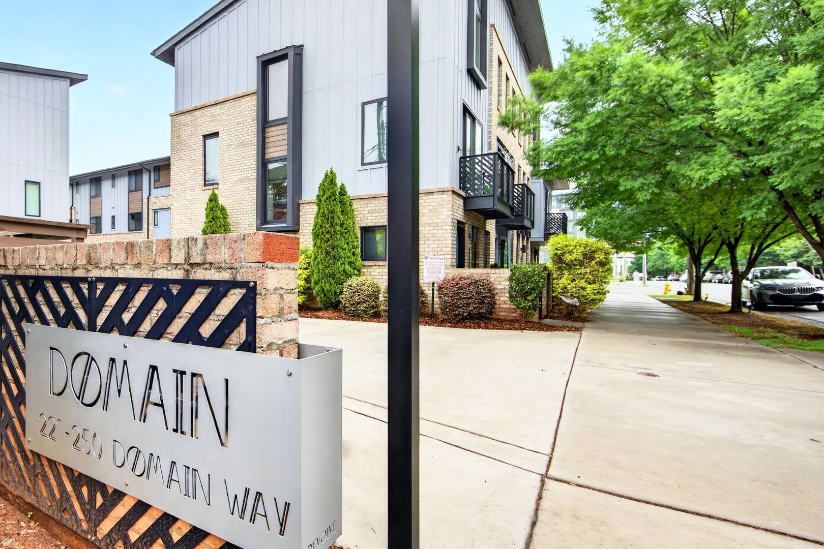 Ready To Move Into This Beautifully Maintained Townhome With An Attached Garage In The Heart Of South End – photo 3