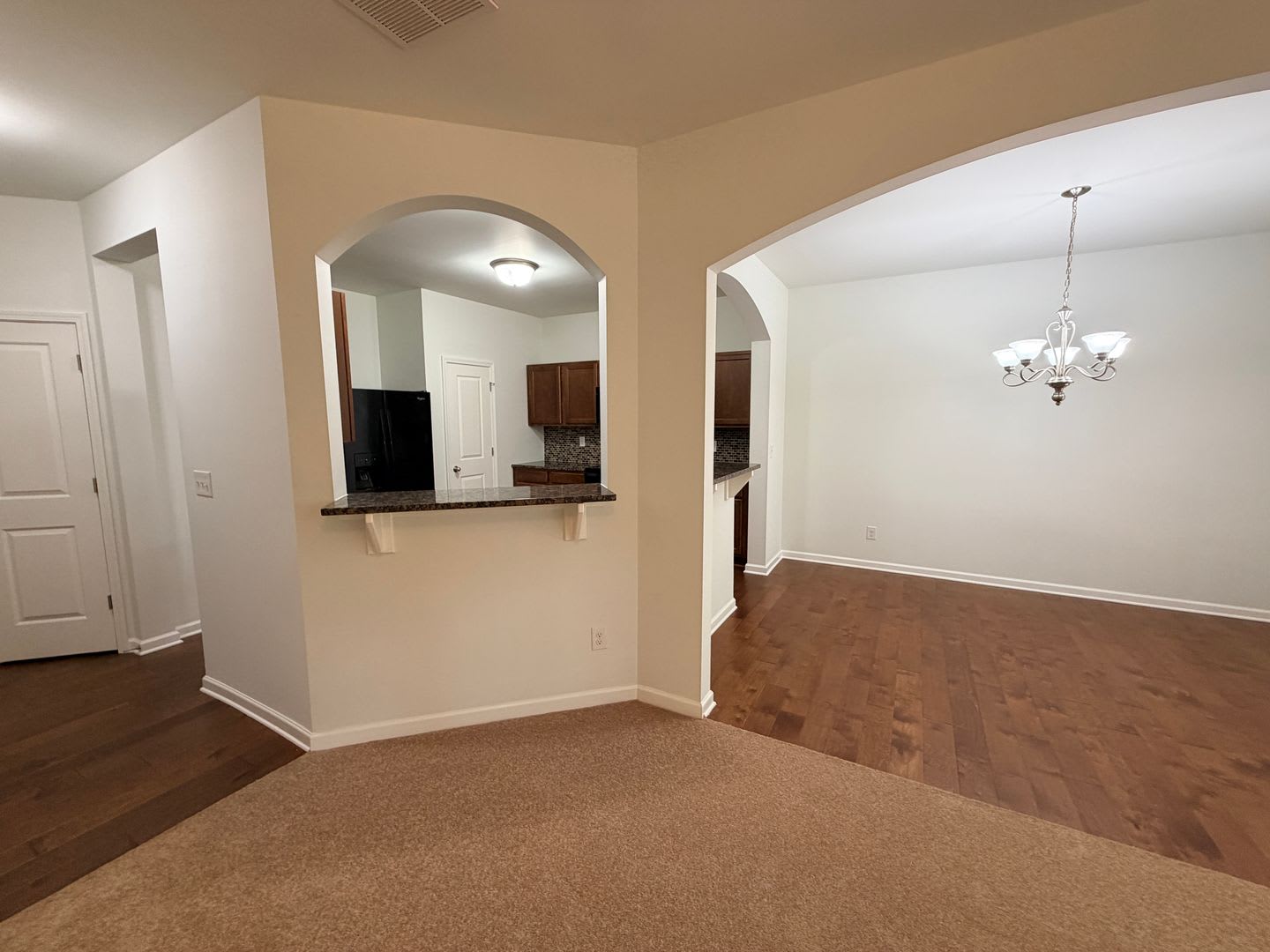 NEW LISTING – photo 4