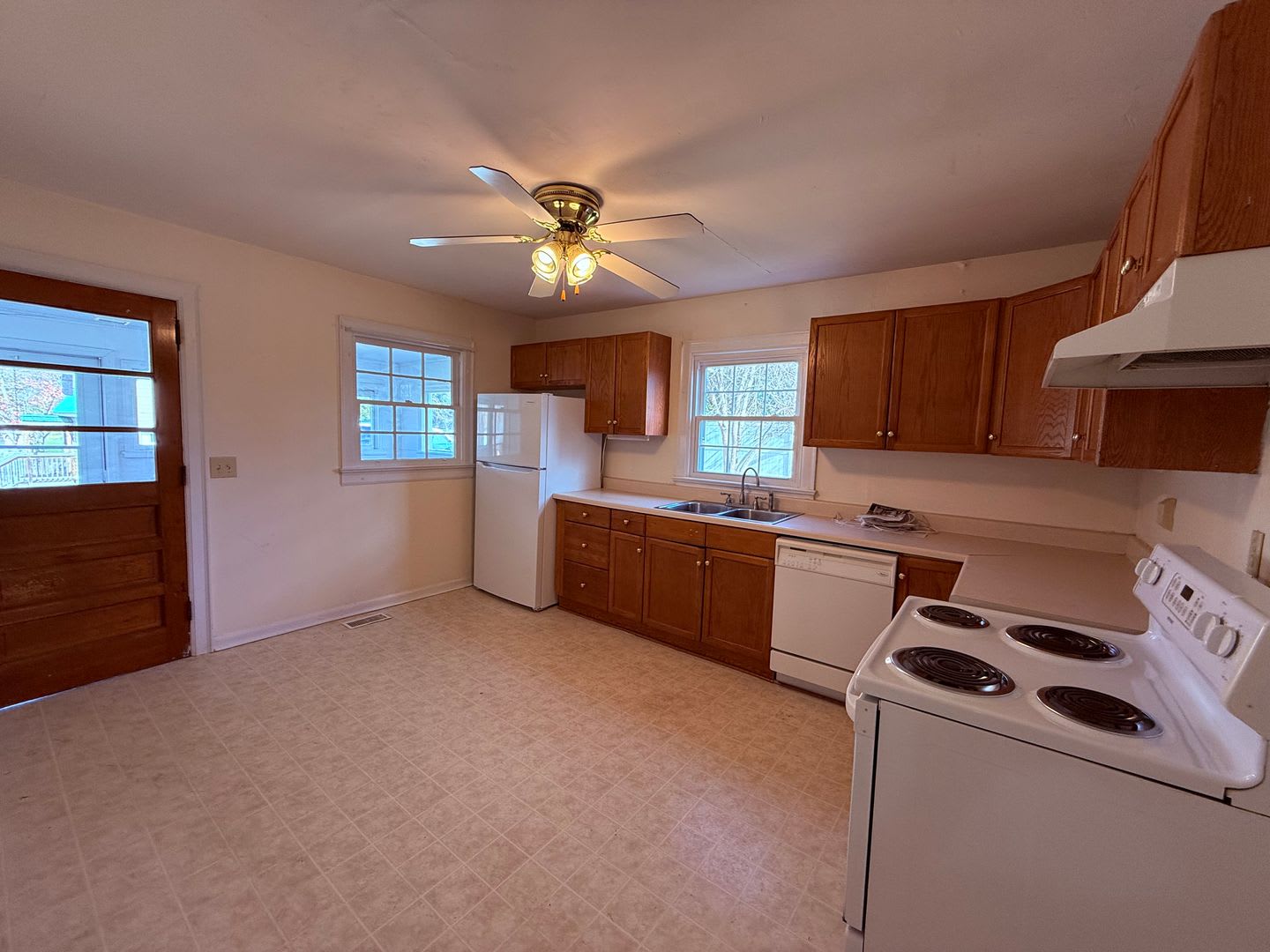 4 Bedroom, 1 Bath House – photo 5