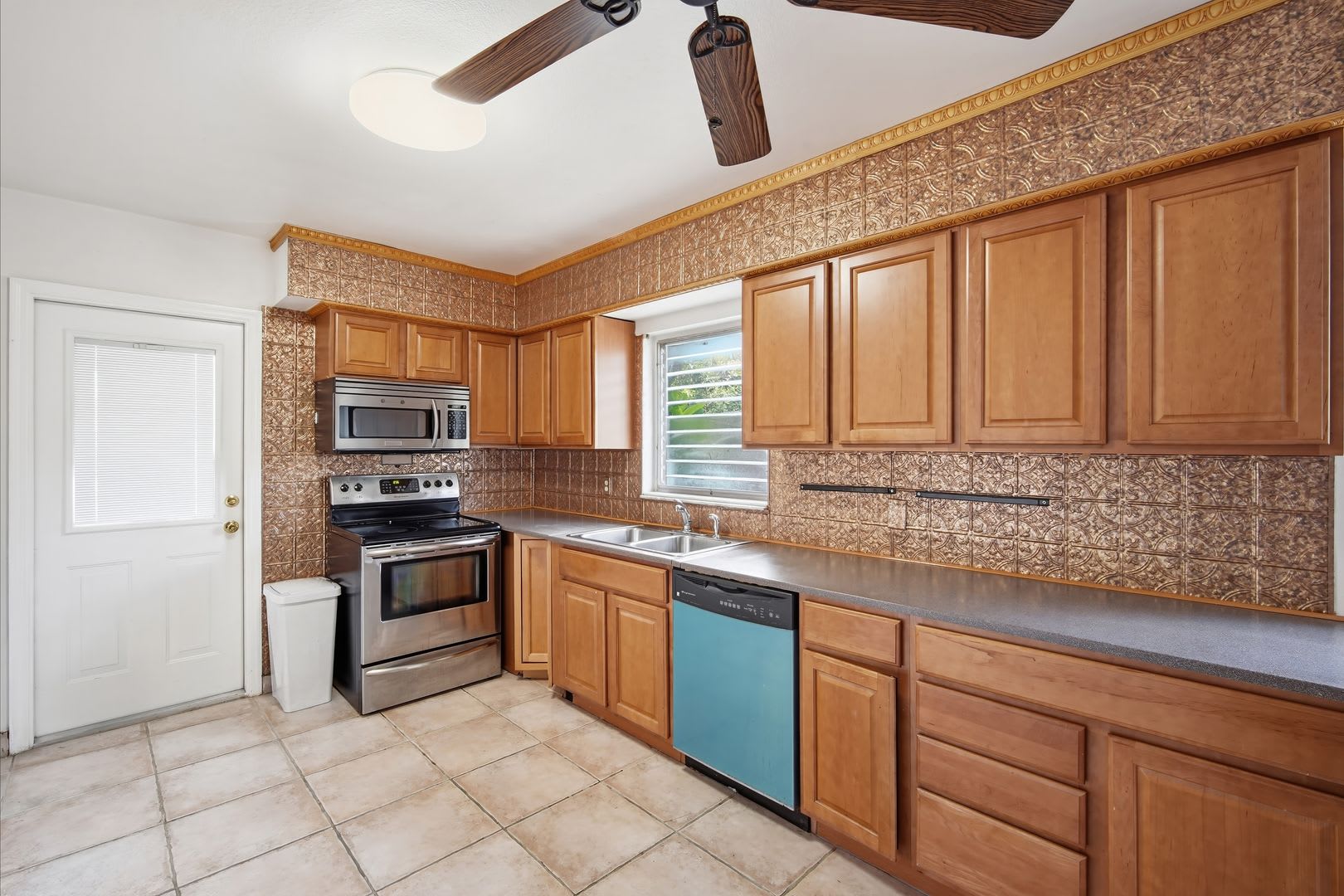 Charming 3-Bedroom West Tampa Home with Fenced Yard & Workshop – photo 5