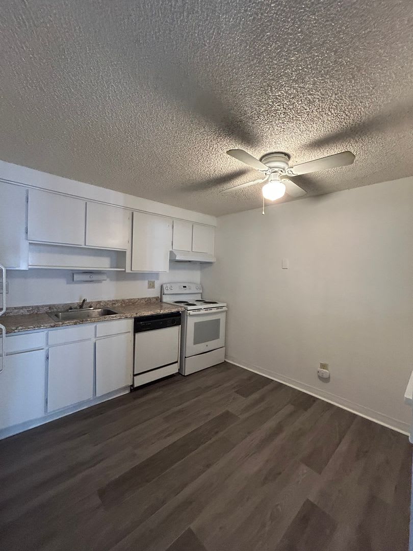 Wonderful 1 BR/1 BA Ground Floor Condo in Secured Bldg! – photo 2