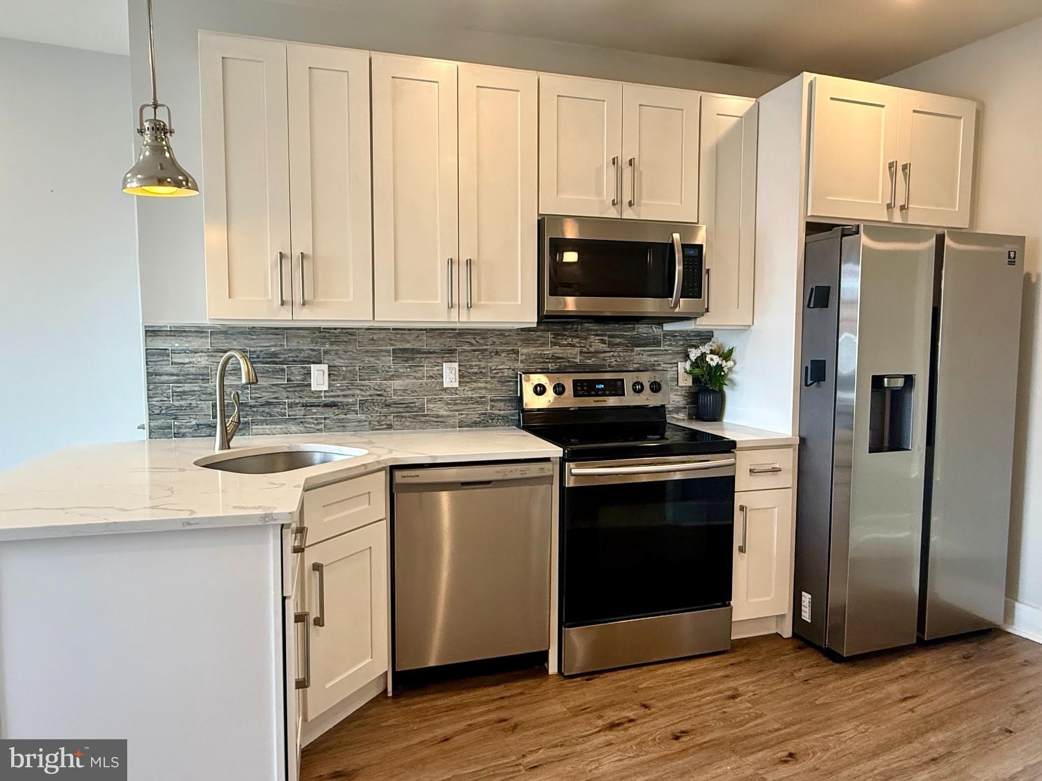 2425 FRANKFORD Avenue – photo 2