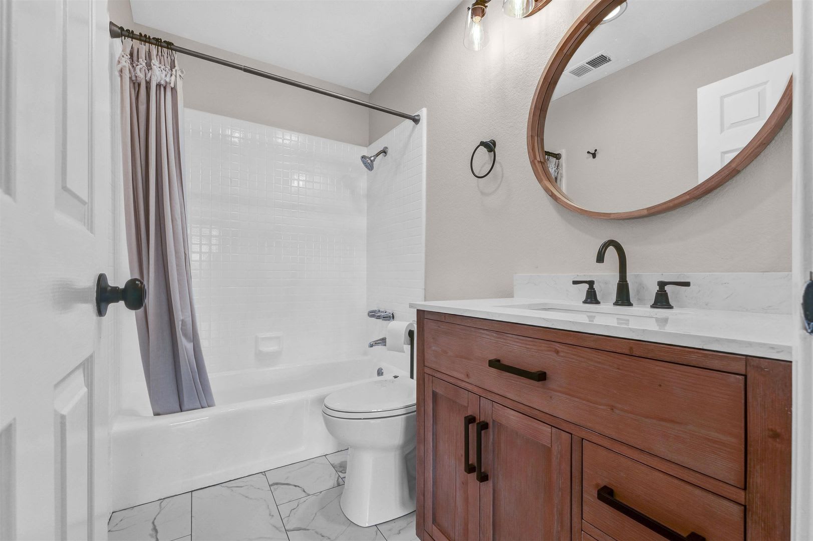 Stunning Remodeled Townhome in Prime Location! – photo 5