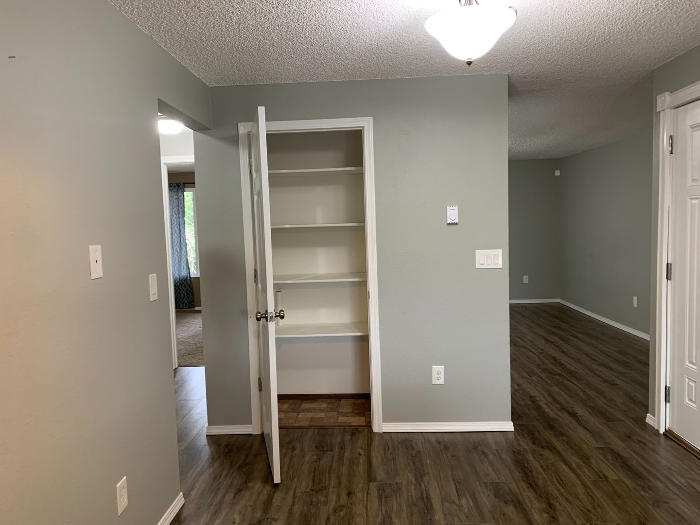 Adorable Ash Street 2Bed 1 5Ba Condo If Moved In By 8 31 First Full Month Of Rent Free Free 42 Inch Flat Screen Tv – photo 3