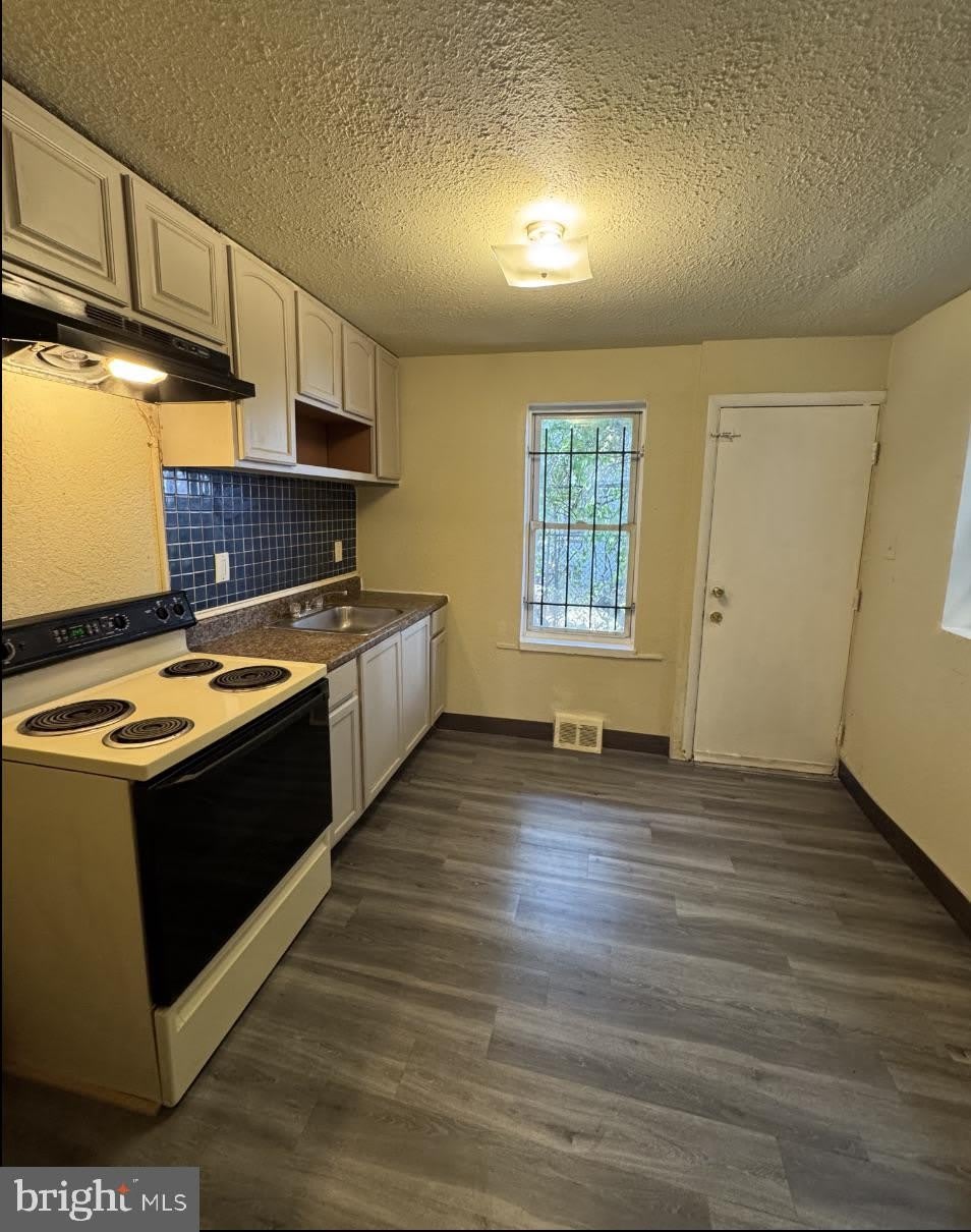2148 N NEWKIRK Street – photo 3