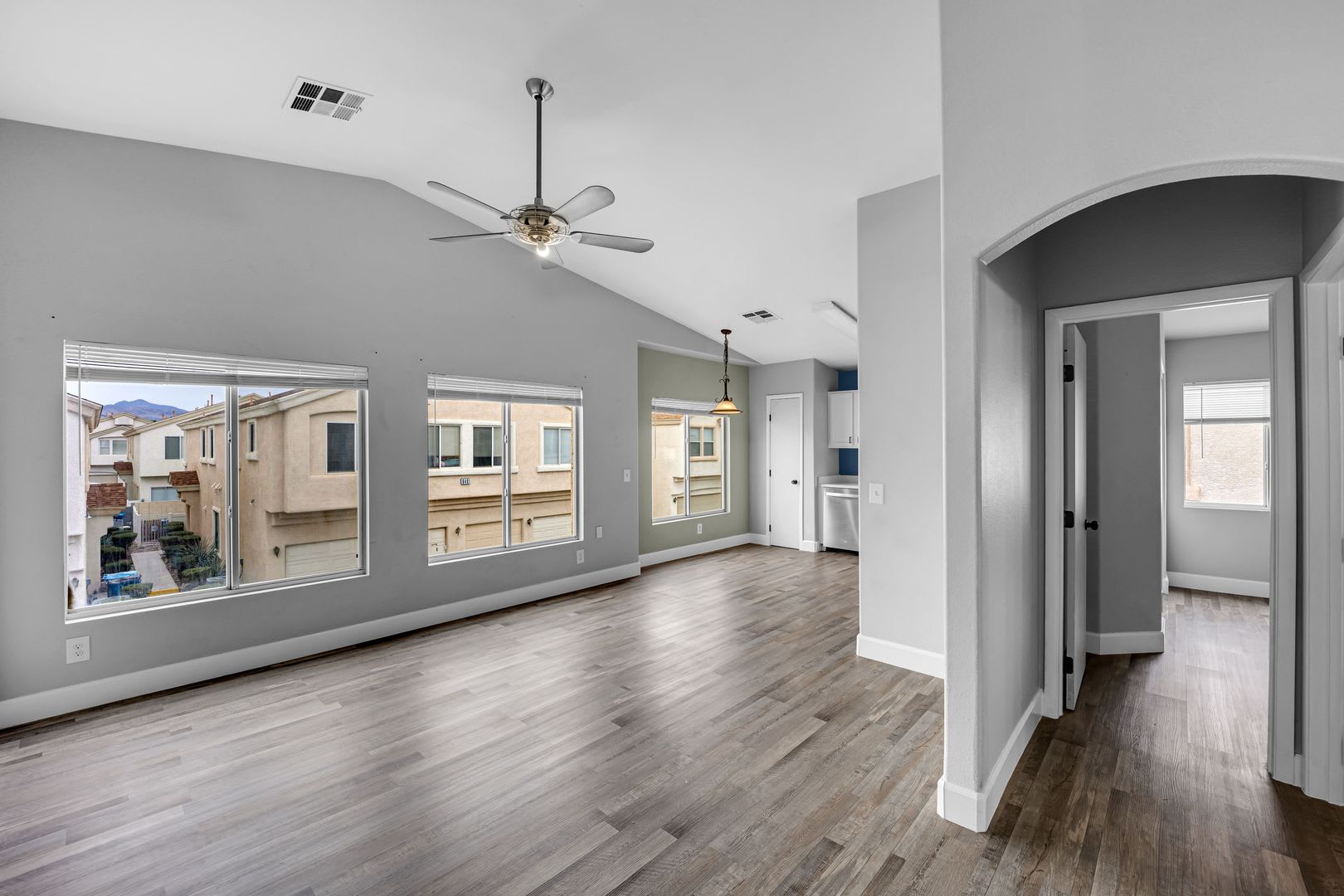 Charming 2 Bedroom 2 Bathroom Townhome – photo 4