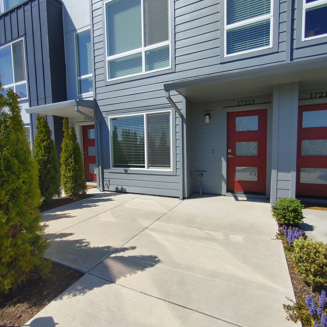 Stunning Newer Construction Home With 2 Master Suites Located In The Desirable Mountainside Heights Neighborhood Across From Mountainside High School Comes Either Furnished Or Unfurnished – photo 2