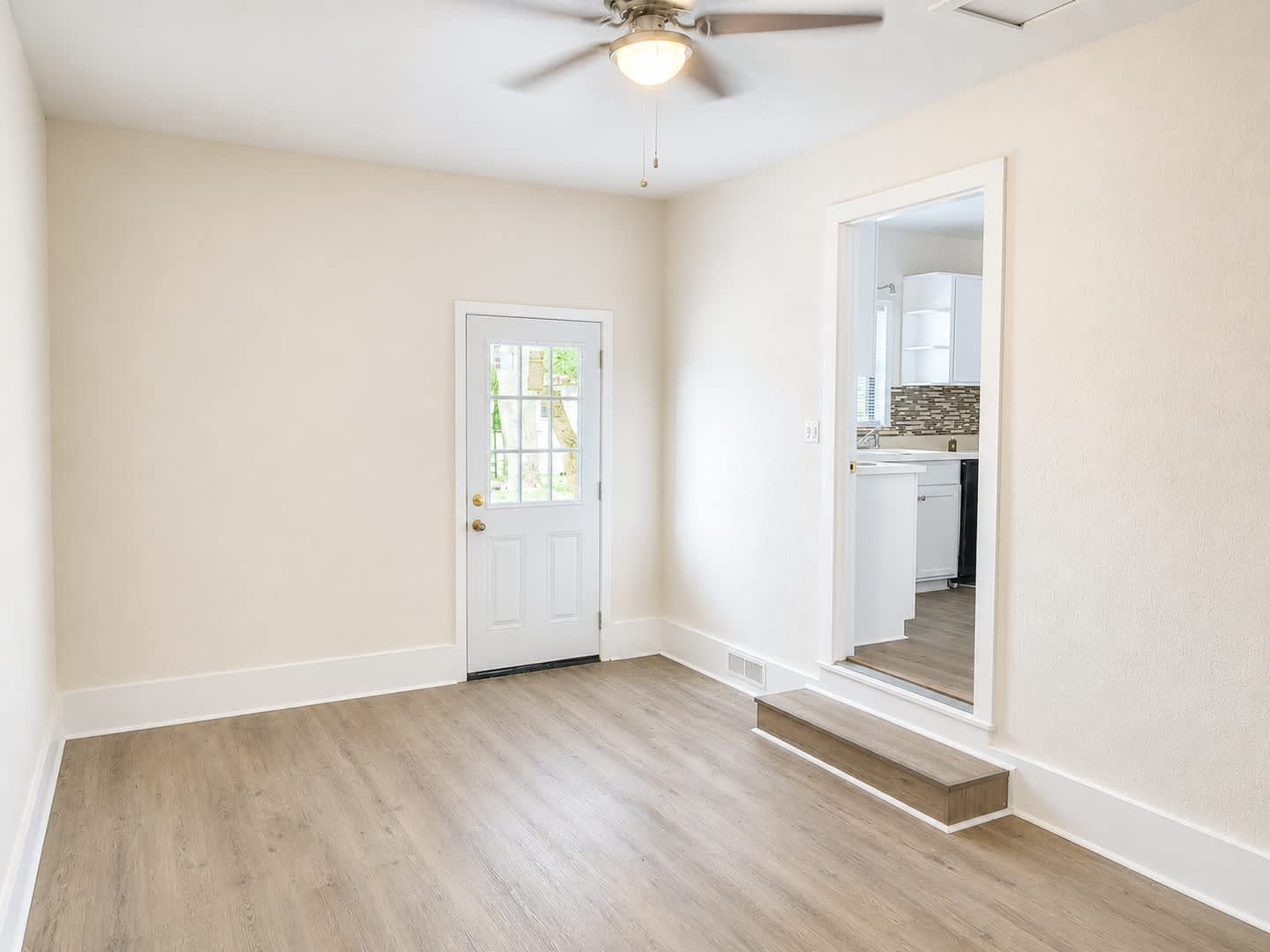 Charming, FULLY REMODELED 3 BED/1 BATH HOME AVAILABLE NOW! – photo 3
