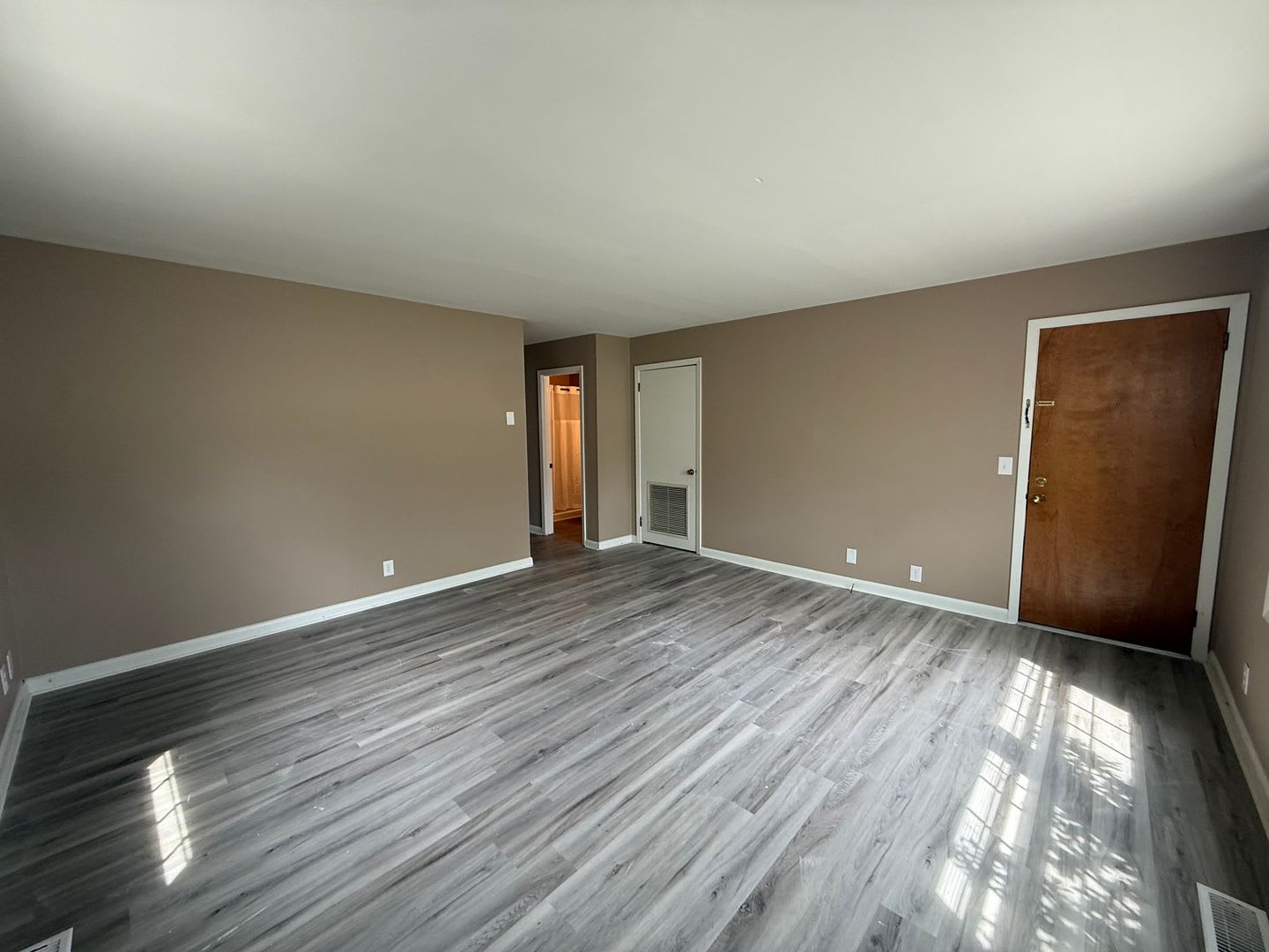 Updated One Level Apt – photo 3