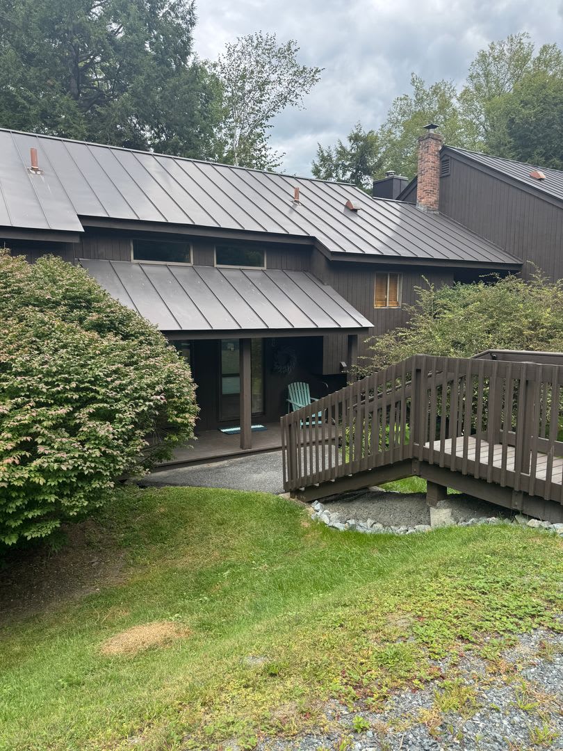 Short Term- 2 bedroom condo in Quechee- Fully Furnished – photo 1