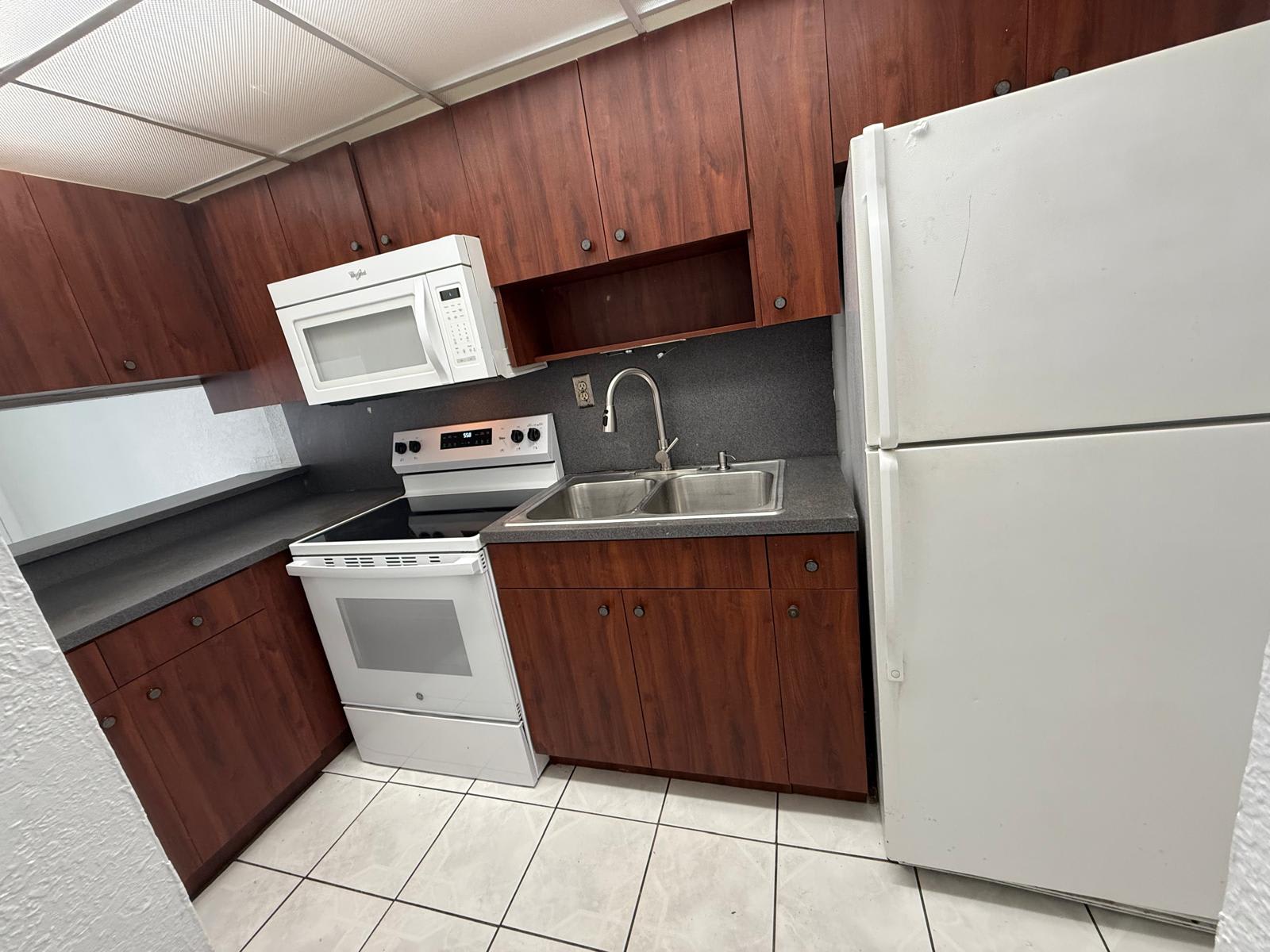 1305 W 46TH ST UNIT 221 – photo 5