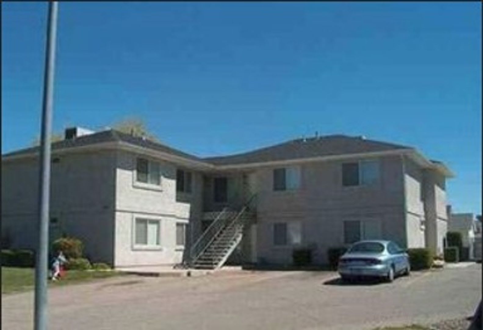 Conveniently Located 3 Bedroom 2 Bathroom Unit! – photo 3