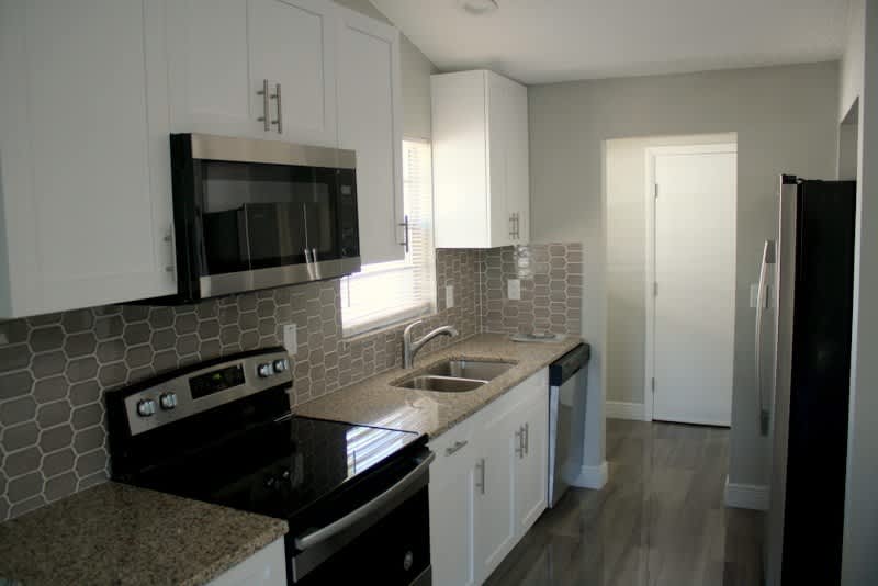 Beautifully updated over size 2 bed 2 bath 1 car garage home! – photo 4