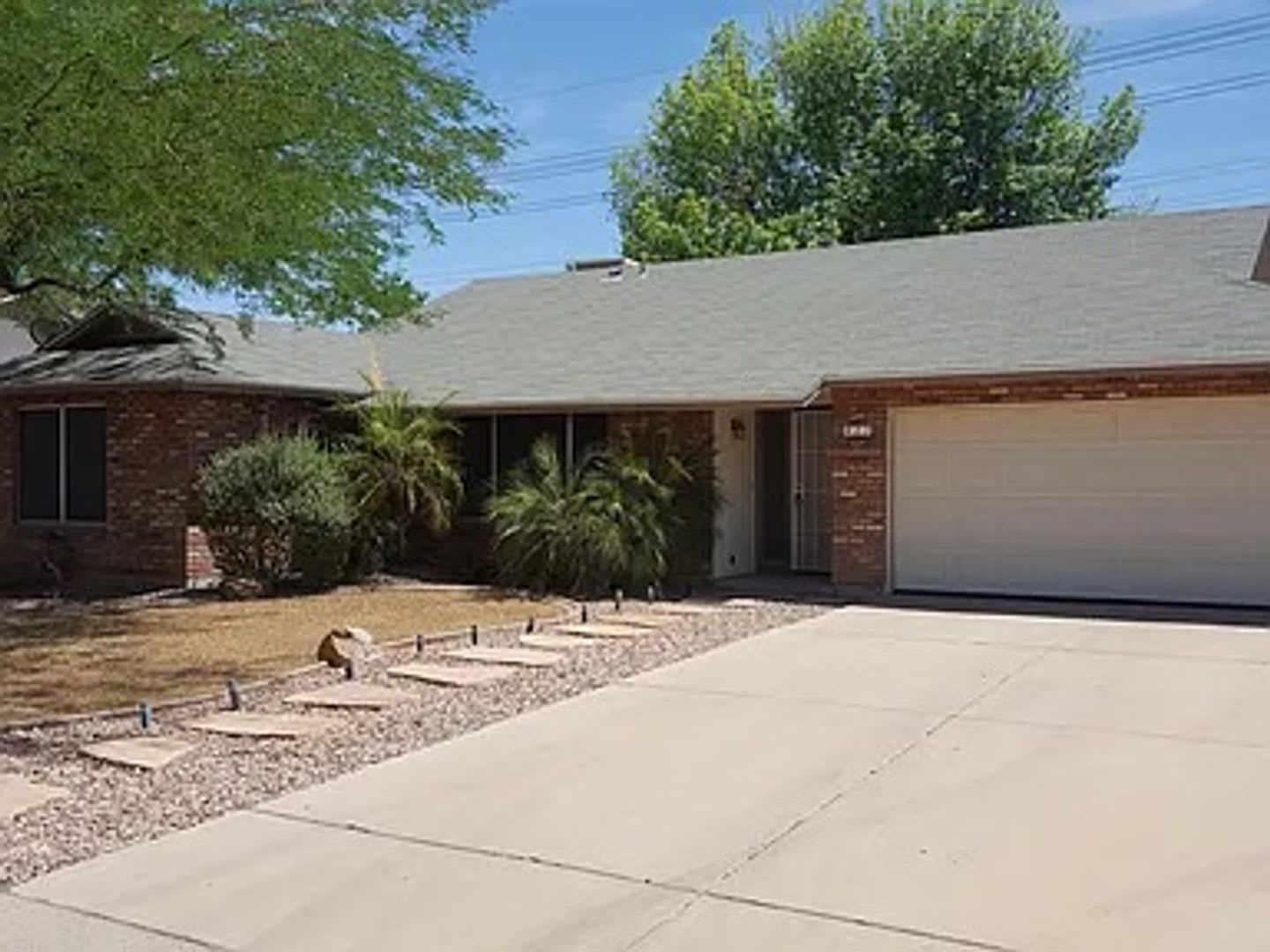 Single Family Home 2 Car Garage – photo 1