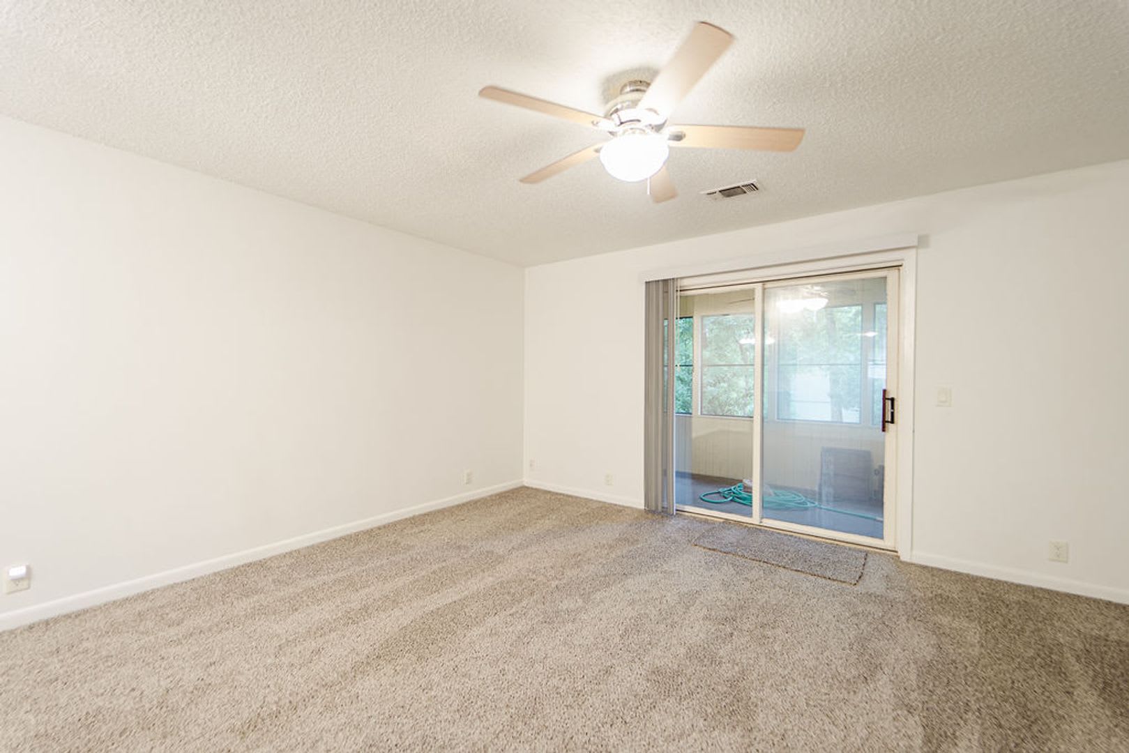 Charming 3 Bedroom 2 Bathroom Located In The Picturesque Hot Springs Village Nearby The Coronado Center – photo 5