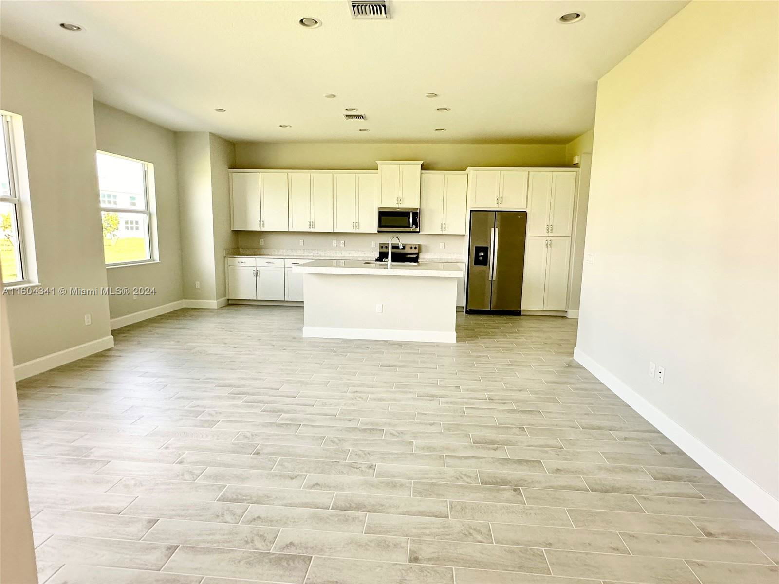 5461 Empire Drive – photo 2