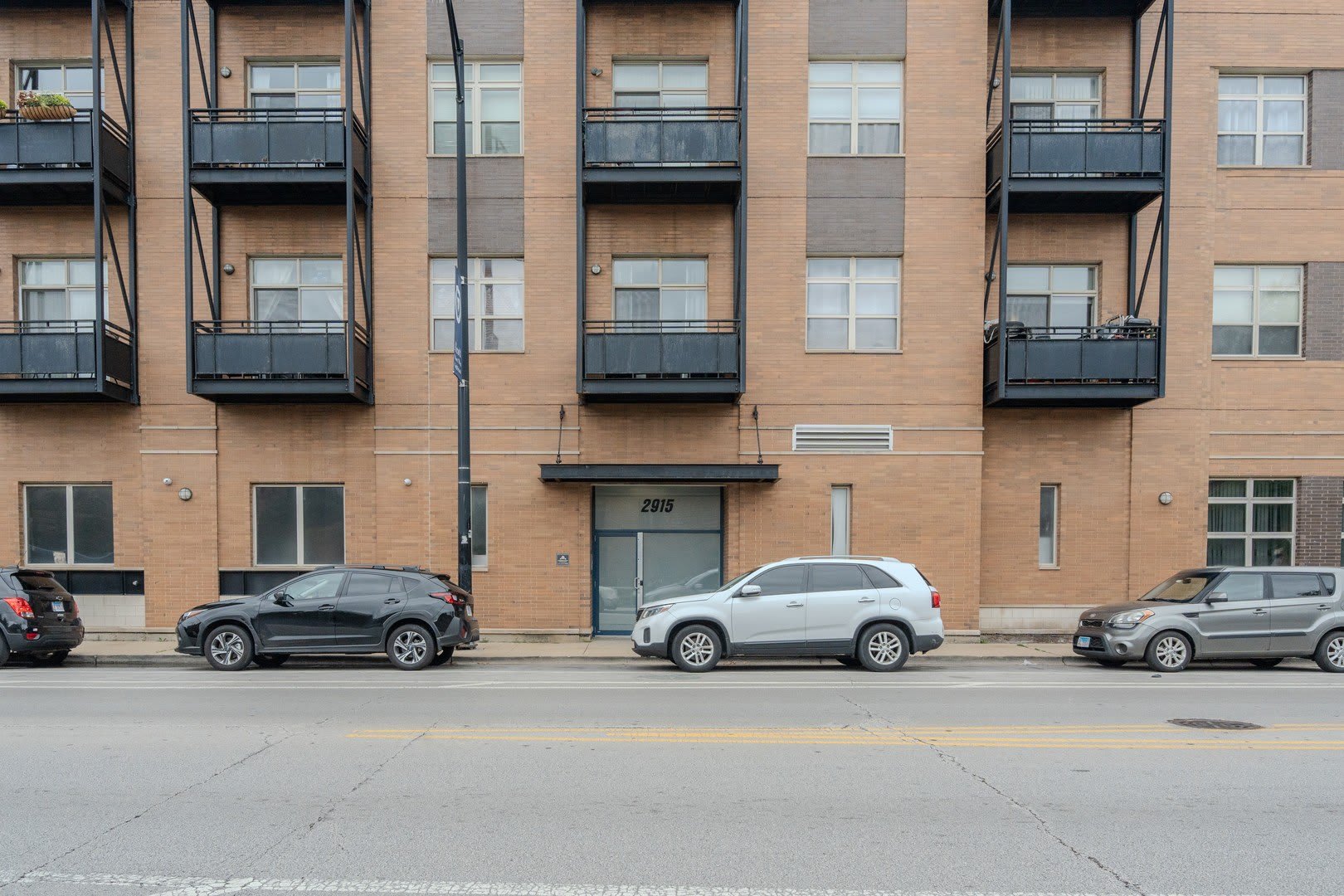 2915 N CLYBOURN Avenue – photo 1