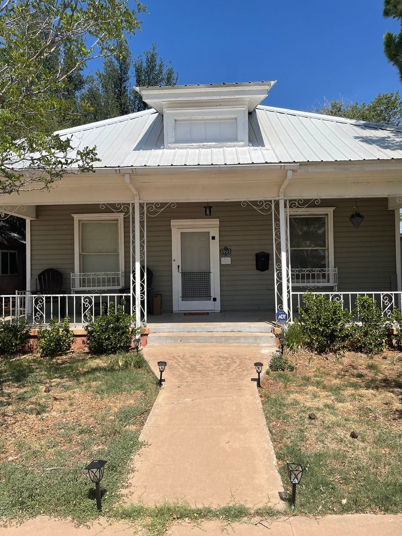 Cute Bungalow Style Home In The Historic District – photo 2