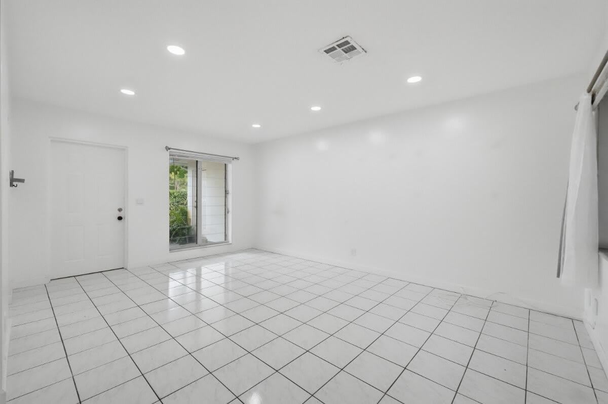 1201 N VICTORIA PARK Road – photo 5