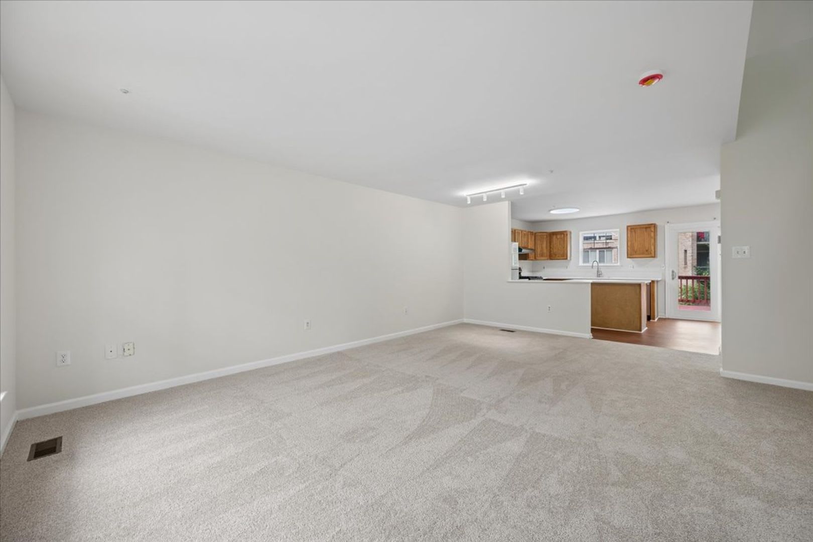 Garage Townhouse For Lease – photo 4